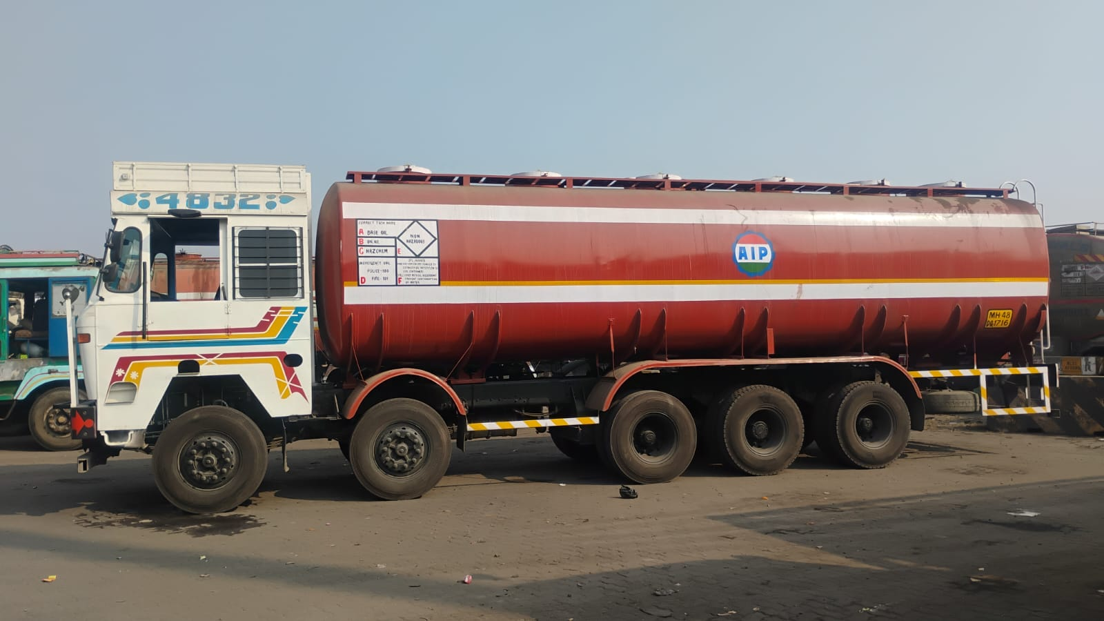 Side view of a photographed tanker truck used to illustrate the vehicle type